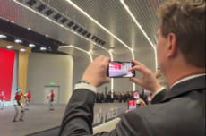 奔驰宝马CEO围观宇树机器人：一个垫着脚 一个录视频发家人