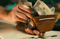 大厂“抢人”战，从涨薪开始