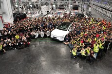 特斯拉全球第900万辆电动车在上海超级工厂下线