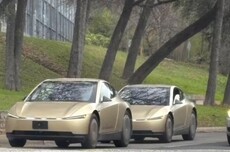 特斯拉双座自动驾驶出租车Cybercab路测图曝光 原型车保留方向盘