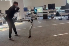 宇树G1机器人测试时突然踹工程师一脚 马斯克评论