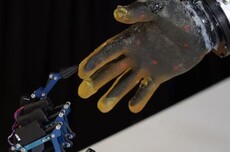 中国科研人员研发新型电子皮肤:机器人感知到危险接触时可直接触发反射动作