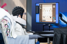 全球首次:脑瘫棋手实现“意念落子”,非侵入式脑机接口用于赛事