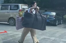 抖音处置26个仿冒扁担女孩账号 本人回应：上大学前都不会注册