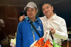 刘强东视察工作住酒店 点外卖给小哥1000元小费并合影