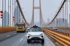 马斯克首发Robotaxi收割掌声，萝卜快跑也值得被看见