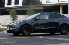 特斯拉Robotaxi终于来了，它和对手比怎么样？