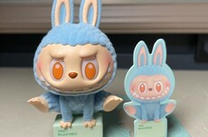 给Labubu做衣服，他年入百万，抢不到头汤靠爆火周边也能发财
