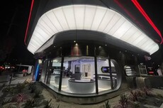 首家特斯拉餐厅即将开业：复古霓虹灯设计，内有汽车影院、80个V4超充桩