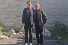 英伟达CEO黄仁勋回应大热天穿皮夹克：只有一套西装，没来得及干洗