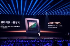 黄仁勋直夸“中国电动车绝了”：在美国买不到小米汽车