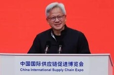 英伟达首次亮相链博会：黄仁勋说第一次用中文演讲很紧张，夸赞“中国的供应链是奇迹”