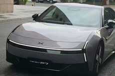 赛博未来感十足 全新小鹏P7实车曝光：首次亮灯了