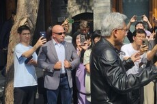 黄仁勋演讲后唐装秒换皮衣：问现场媒体们都热吗