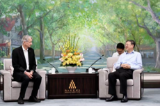 AI教父辛顿首次现身中国，合照全网刷屏！预警AI觉醒临界点已至