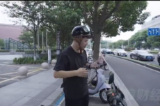 名下公司存款上亿 张雪峰自曝没有车也不会开车 都是骑电动车上下班