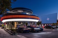马斯克愿景落地：特斯拉首家超级充电站餐厅在好莱坞正式开业，第三方品牌车主也可体验