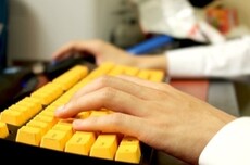 DeepSeek跌落神坛 月均下载量暴跌72.2% 真不行了吗？周鸿祎给观点