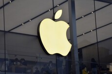 消息称苹果首款折叠屏iPhone正测试“中尺寸阔折叠设计”，与iOS 27软硬件相辅相成