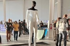马斯克：特斯拉Optimus人形机器人量产版将采用全新V3设计，非常精致