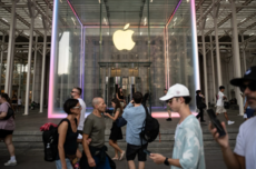 iPhone销量破30亿、中国区恢复增长，苹果第三财季营收大涨10%