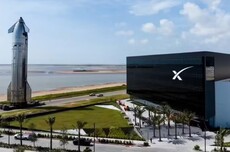 SpaceX星舰运抵发射台，马斯克称预计下月进行第十次试飞