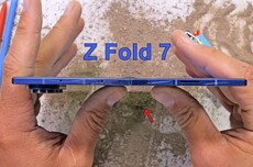三星Galaxy Z Fold7折叠屏手机通过弯折测试，内屏易划伤成短板