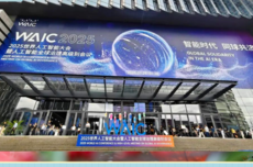 人在WAIC，和大模型一起“狂奔”