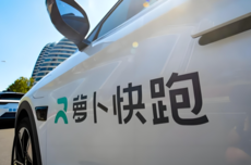 重庆一“萝卜快跑”无人驾驶网约车载客坠入施工沟槽
