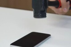 卢伟冰暴力实测REDMI Note 15 Pro+：锤子砸完手机完好无损