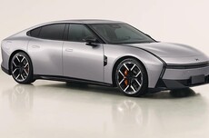 全新小鹏P7 AR-HUD新增AR互动游戏：可随机扔笑脸、烟花