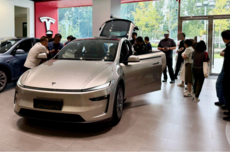 Model Y L突袭上市，被国产对手打急了？
