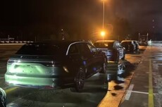 鸿蒙智行首款旅行车享界S9T首批展车今晚装车发运，标配空悬可调节悬架高度