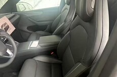 特斯拉Model Y L内饰图曝光：首搭黑色顶棚、六座电动折叠座椅