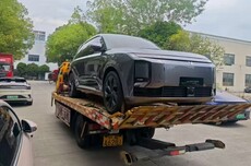 极越09中大型SUV实车曝光：配像素大灯 网友表示像理想