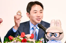 王宁掏出迷你版LABUBU