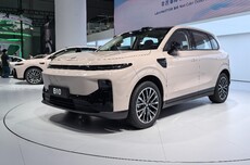零跑B10上新摩根粉配色 9月30日前限时免费选装
