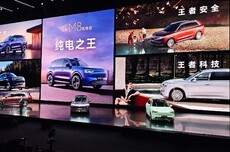 鸿蒙智行问界M8纯电版汽车上市2小时大定破7000台