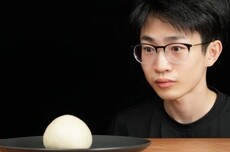 何同学辟谣海外账号千万年收入：相关报道严重失实