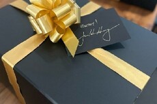 黄仁勋亲笔签名预告贺卡，英伟达将为人形机器人推“新大脑”