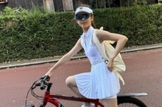 章泽天新照曝光：穿网球服骑单车少女感满满 网友：白到发光
