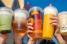 “秋天的第一杯奶茶”，流行到海外了