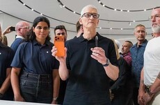 库克不再“挤牙膏”：iPhone薄了，AI缺席