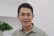 王腾更新脉脉主页 把小米8年11个月工作经历配文“流汗无语”表情包