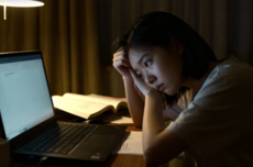 学历越高，越怕熬夜！2.3万人10年研究实锤：睡得越晚，智力下降越快