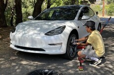 特斯拉确认Model 3/Y标准版减配胎压传感器，车主褒贬不一