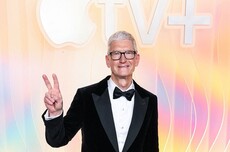 沉睡巨头苏醒！苹果股价暴涨创新高 iPhone热销扫阴霾