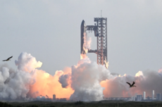 星舰进度落后引NASA不满，竞争对手或入局，马斯克强势回应