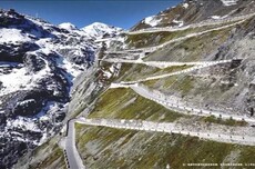 新款小鹏X9挑战“世界最危险公路”：连续极限弯一把过
