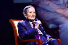 中科院院士、西湖大学校长施一公撰文怀念杨振宁：他的精神在星河中闪亮